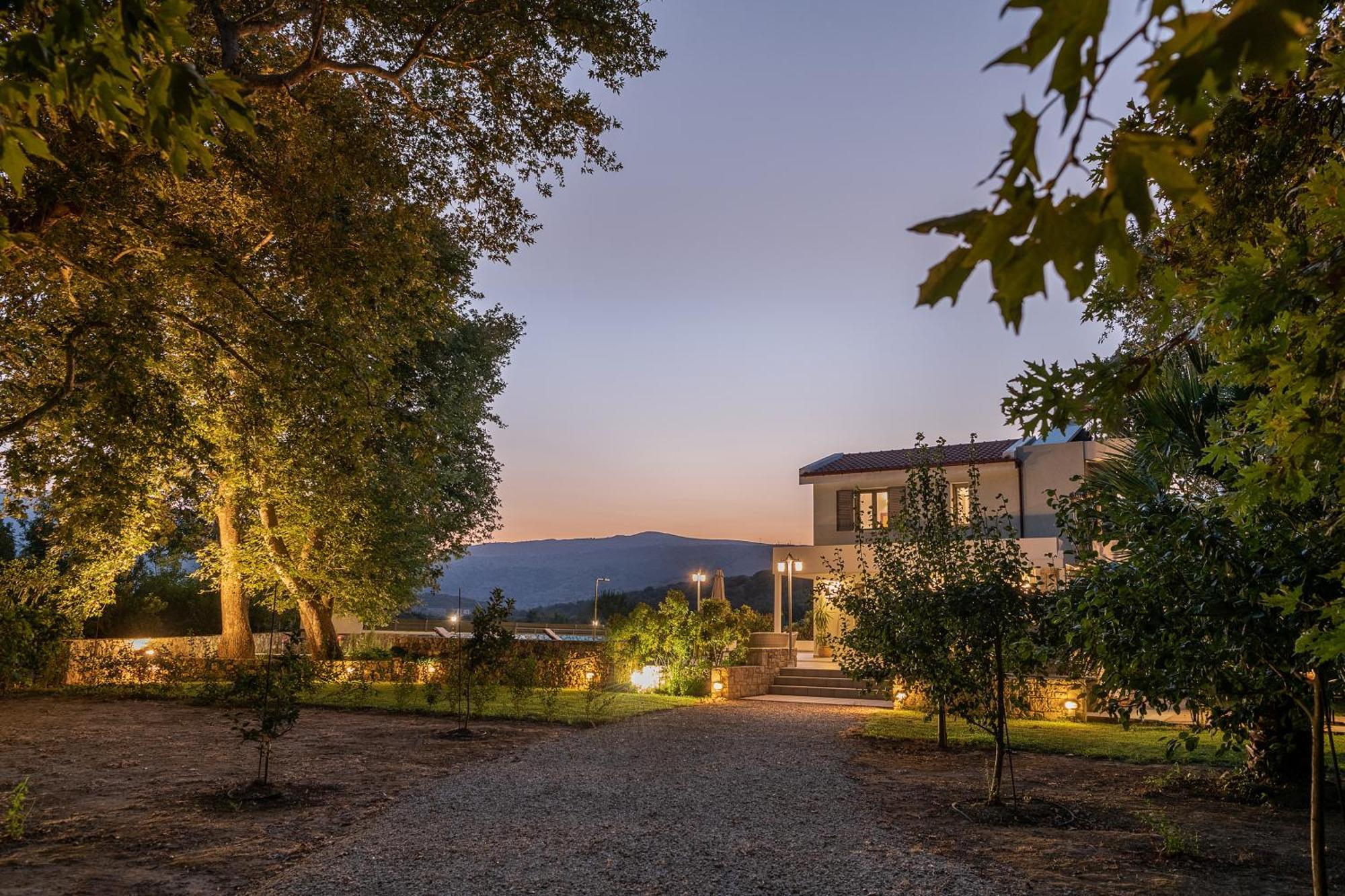 Villa Nature, Heated Pool カリヴェス エクステリア 写真